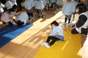 前回り（でんぐり返し）　頑張ったね！　りす