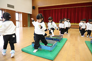 体操教室 　ー跳び箱ー　ことり