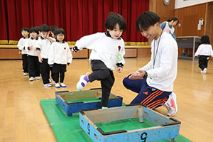 体操教室 　ー跳び箱ー　ことり