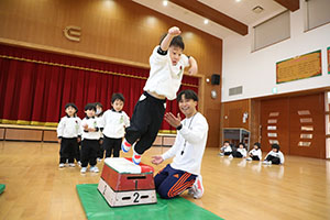 体操教室 　ー跳び箱ー　ことり