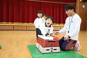 体操教室 　ー跳び箱ー　ことり