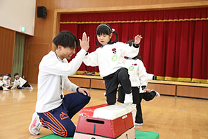 体操教室 　ー跳び箱ー　ことり