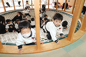 ネット遊具で遊びました　うさぎ