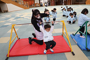 鉄棒頑張っています　きりん