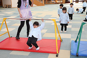 鉄棒頑張っています　きりん