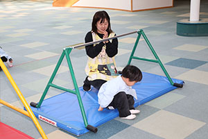 鉄棒頑張っています　きりん