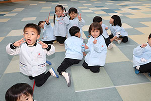 鉄棒頑張っています　きりん