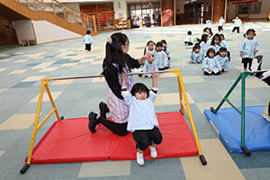 鉄棒頑張っています　きりん