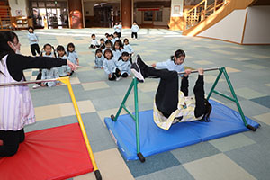 鉄棒頑張っています　きりん