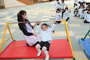 鉄棒頑張っています　きりん