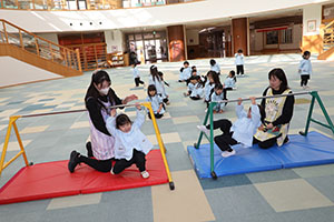 鉄棒頑張っています　きりん