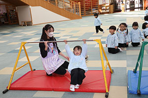 鉄棒頑張っています　きりん