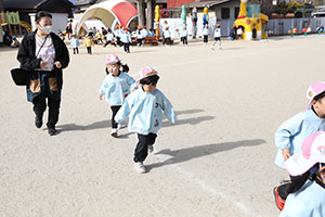 マラソン頑張っています　ひよこ・りす・うさぎ・ばら