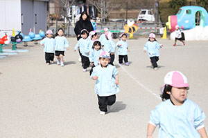 マラソン頑張っています　ひよこ・りす・うさぎ・ばら