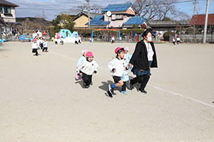 マラソン頑張っています　ひよこ・りす・うさぎ・ばら