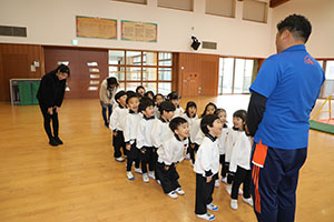 体操教室　ー鉄棒ー　きりん