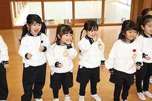 体操教室　ー鉄棒ー　きりん