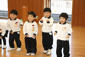 体操教室　ー鉄棒ー　きりん