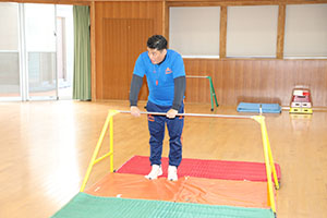 体操教室　ー鉄棒ー　きりん