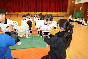 体操教室　ー鉄棒ー　きりん