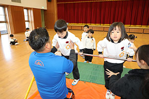 体操教室　ー鉄棒ー　きりん