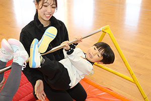 体操教室　ー鉄棒ー　きりん