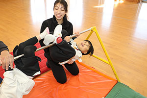 体操教室　ー鉄棒ー　きりん