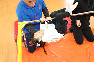 体操教室　ー鉄棒ー　きりん