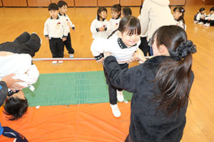 体操教室　ー鉄棒ー　きりん