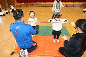 体操教室　ー鉄棒ー　きりん