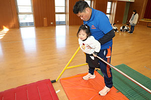 体操教室　ー鉄棒ー　きりん