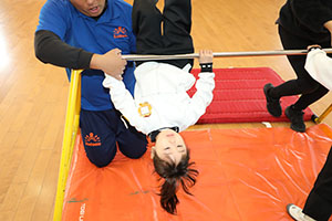 体操教室　ー鉄棒ー　きりん