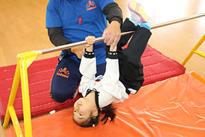 体操教室　ー鉄棒ー　こあら