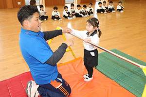 体操教室　ー鉄棒ー　こあら