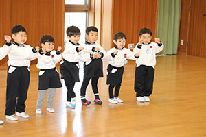 体操教室　ー鉄棒ー　こあら