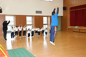 体操教室　ー鉄棒ー　こあら