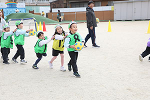 サッカー教室が開かれました　B・D