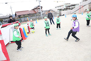 サッカー教室が開かれました　B・D