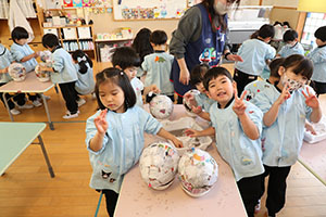 張り子の制作　すみれ