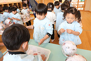 張り子の制作　すみれ