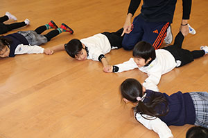 体操教室　－鉄棒ー　うさぎ