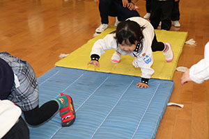 体操教室　－鉄棒ー　うさぎ