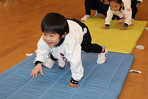 体操教室　－鉄棒ー　うさぎ