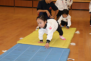 体操教室　－鉄棒ー　うさぎ