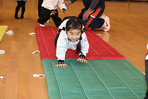 体操教室　－鉄棒ー　うさぎ