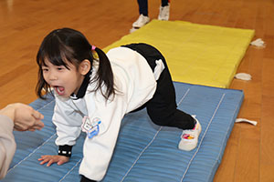 体操教室　－鉄棒ー　うさぎ