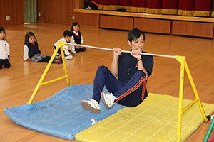 体操教室　－鉄棒ー　うさぎ