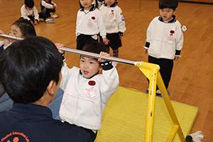 体操教室　－鉄棒ー　うさぎ