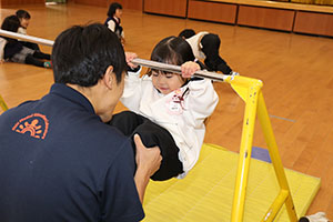 体操教室　－鉄棒ー　うさぎ