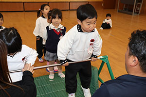 体操教室　－鉄棒ー　うさぎ